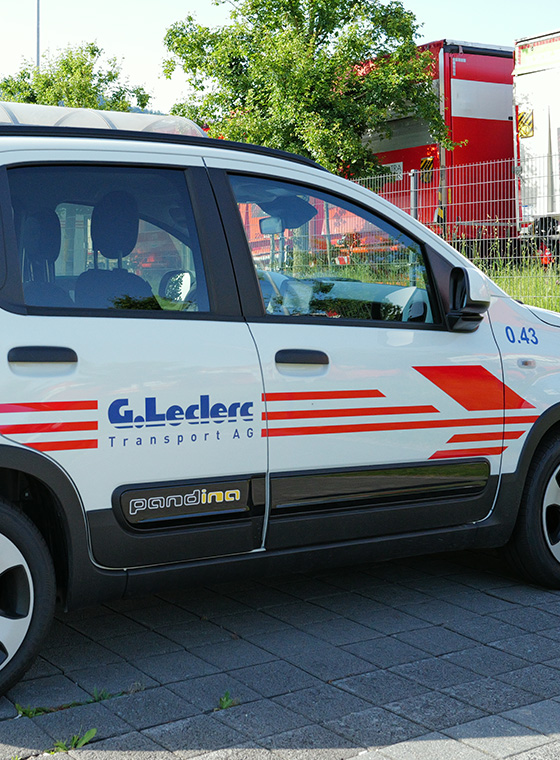 Weisses Auto mit Leclerc Beschriftung
