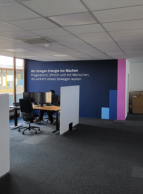 Innensicht Büro mit blauer Wand