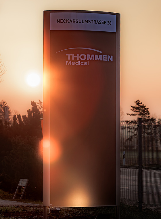 Thommen Signaletik bei Sonnenaufgang