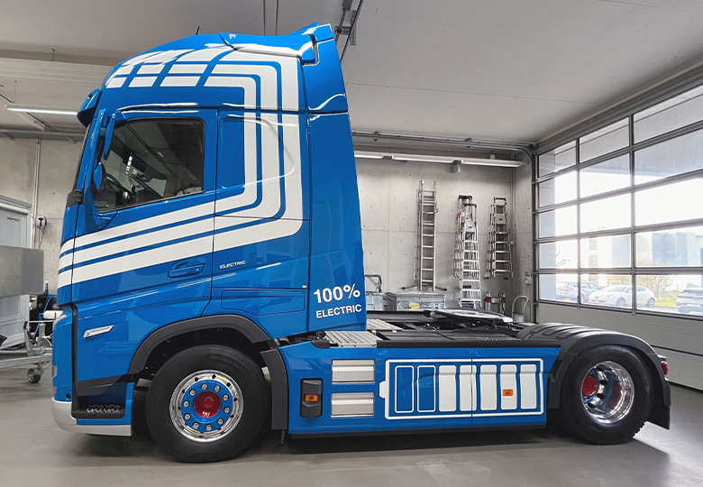 LKW mit Streifendesign