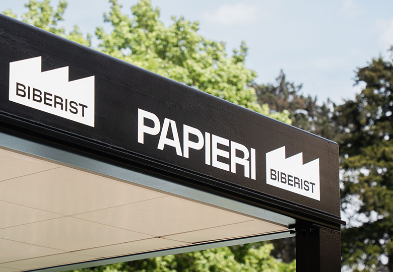Detailaufnahme Papieri Gebäudebeschriftung