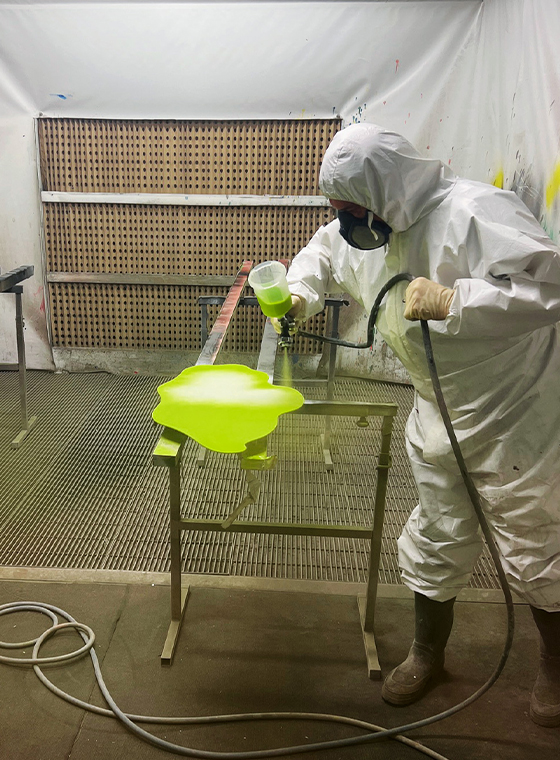 Mitarbeiter beim besprayen von Element