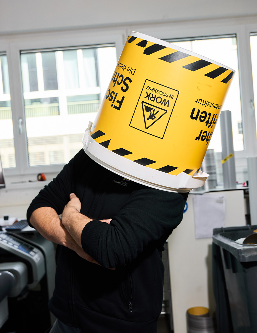 Person mit einem Topf auf dem Kopf