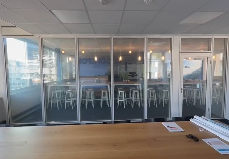 Video mit ein- und ausblendbarem Glas-Sichtschutz
