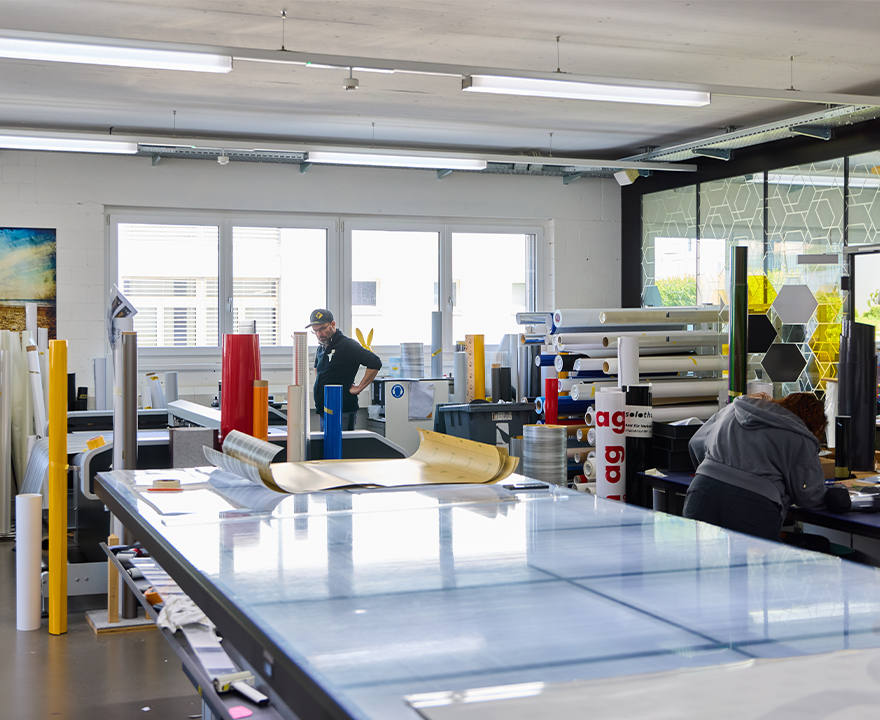 Mitarbeiter:innen bei der Arbeit